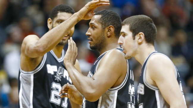 Tim Duncan junto a San Antonio Spurs aplastaron a Hawks en Atlanta