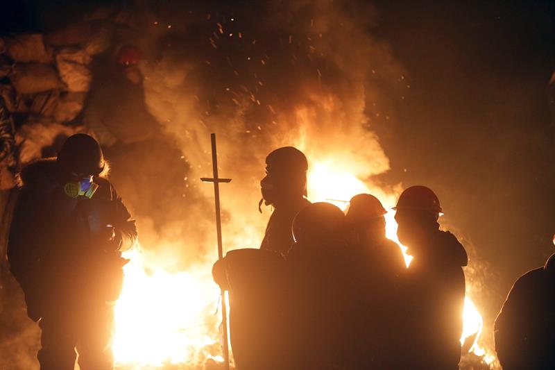 Manifestantes ucranianos permitieron salida de policías asediados en la capital