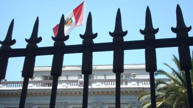 Carabineros reforzó medidas de seguridad en embajada y consulado peruanos