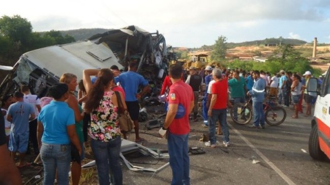 Choque entre tractor y autobús dejó al menos 14 muertos en Brasil
