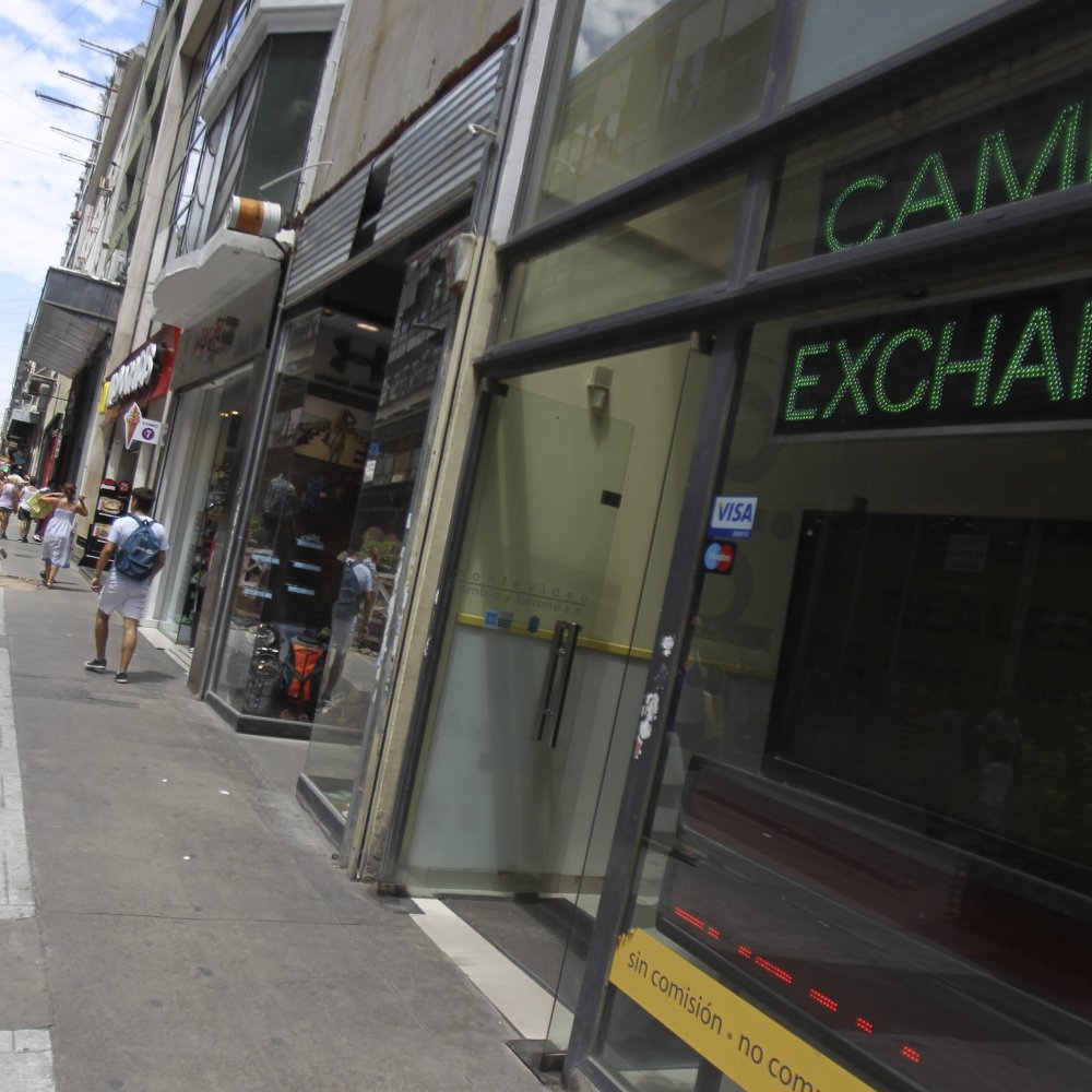 Gobierno argentino autoriza la compra de hasta 2 mil dólares al mes