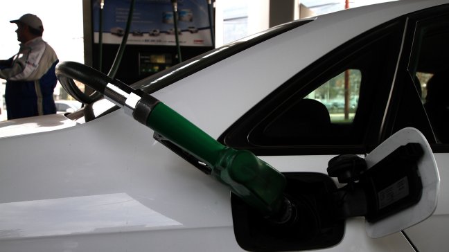 Precios de las bencinas subirán hasta 15 pesos este jueves