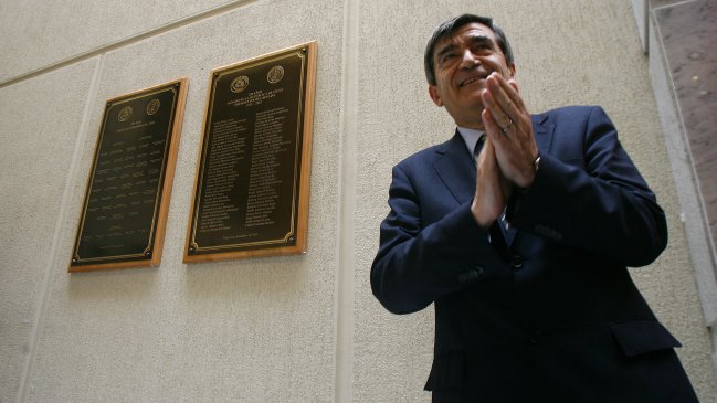 Camilo Escalona: Chile debe ofrecer mar a Bolivia mediante una cesión territorial