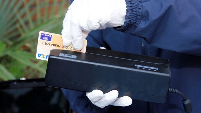 Carabineros detuvo a dos extranjeros que se dedicaban a la clonación de tarjetas