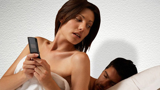 Encuesta dice que el 63% de las chilenas tiene en mente buscar un amante en verano