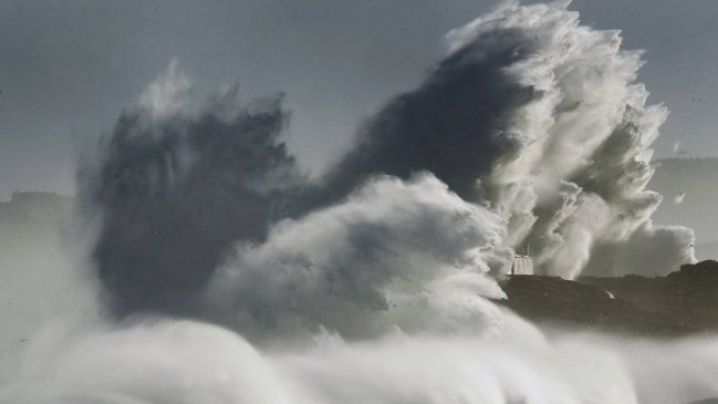 Olas de más de 10 metros azotan la costa española