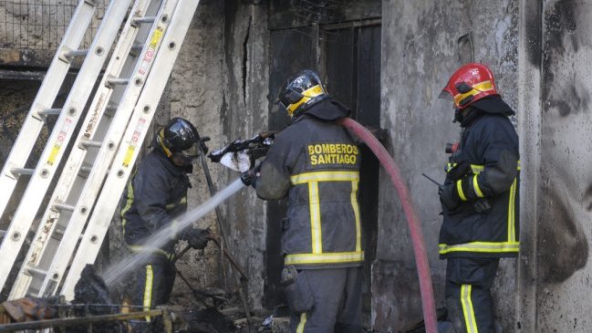 Incendio destruyó un local comercial en Recoleta