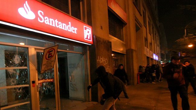 Encapuchados prendieron fuego a sucursal bancaria en Maipú