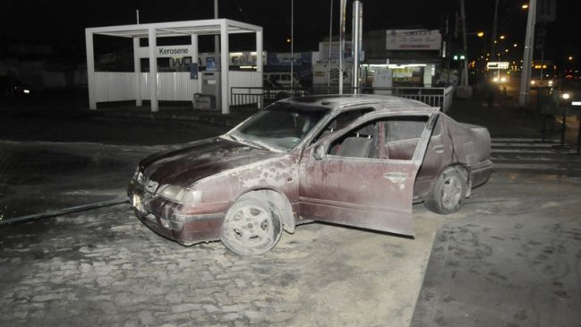 Desconocidos incendiaron automóvil frente a comisaría de Carabineros