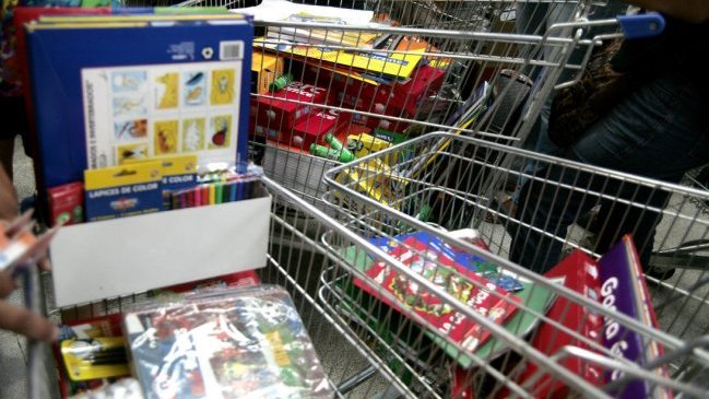 Gobierno argentino pactó precio de canasta escolar para contener inflación