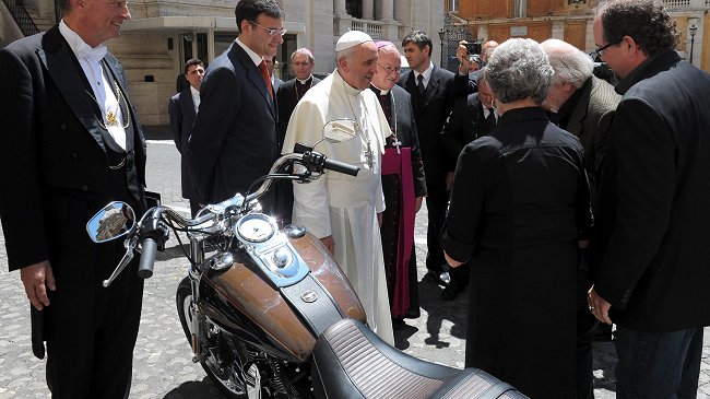 Motocicleta Harley Davidson del papa, vendida en 159 millones de pesos chilenos
