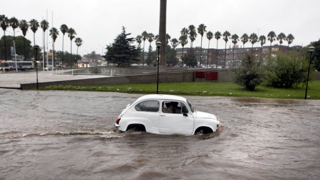 Miles de evacuados por lluvias en Uruguay