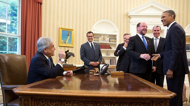 Piñera relató por qué se sentó en el escritorio de Barack Obama