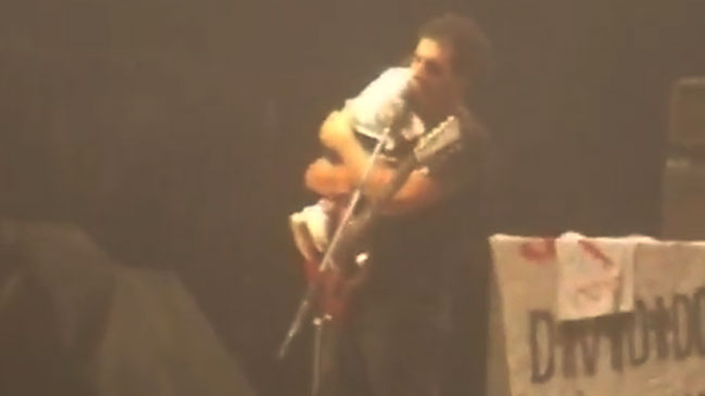 Abandonó a hija en el auto para asistir a concierto de Divididos