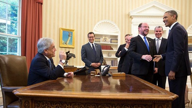 Piñera relató por qué se sentó en el escritorio de Barack Obama