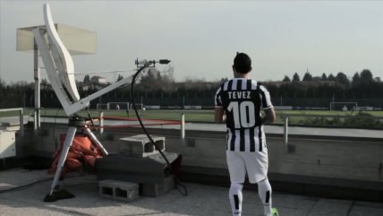  Así celebró Carlos Tévez los 10 millones de 