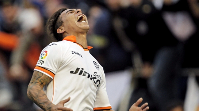 Valencia apunta a comprar pase de Eduardo Vargas