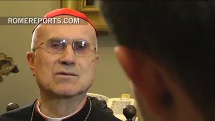   Cardenal Bertone: Benedicto XVI retrasó muchos meses el anuncio de la renuncia 