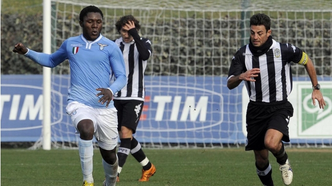 Polémica en Italia por edad de camerunés que juega en juveniles de Lazio