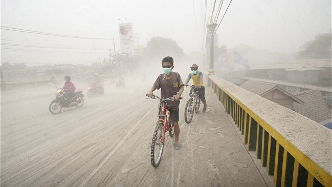 Erupción volcánica deja al menos dos muertos en Indonesia