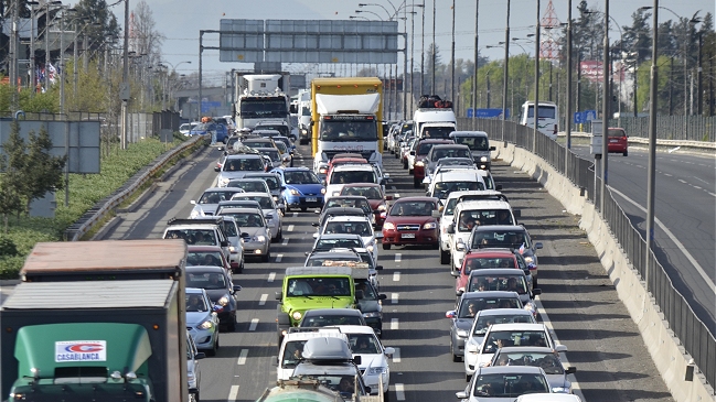 Carabineros estimó que 230 mil vehículos abandonarán Santiago por recambio de veraneantes