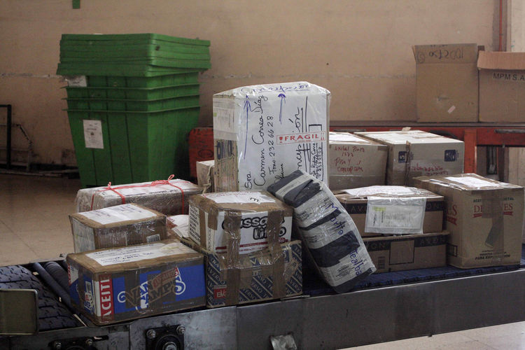 Ladrón se escondió en encomienda para robar: Solo obtuvo una caja de corchetes