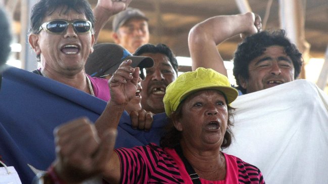 Pescadores de Arica esperan a Piñera para exigirle plan de mitigación
