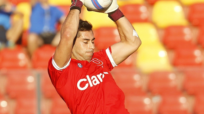 Hinchas de Universidad de Chile dedicaron rayados a Johnny Herrera en el CDA