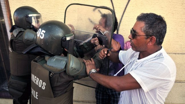 Tripulantes pesqueros de Iquique protestaron durante visita de Presidente Piñera