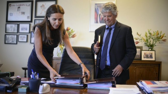 Schmidt entregó regalo para 