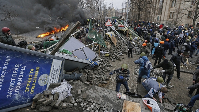 Presidente ucraniano firmó acuerdo con tres líderes de la oposición