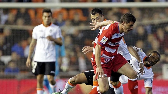 Eduardo Vargas participó en agónico triunfo de Valencia sobre Granada de Manuel Iturra