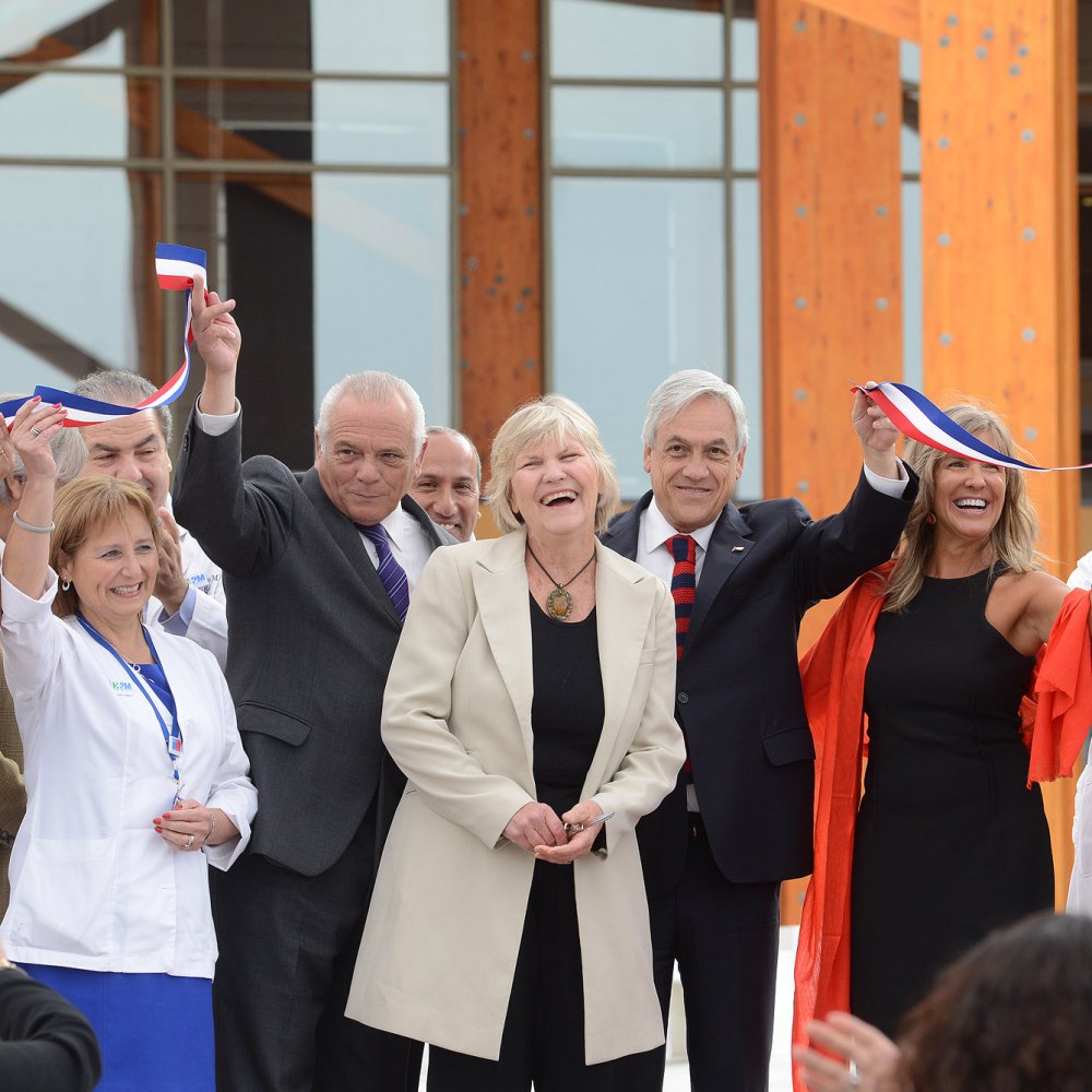 Presidente Piñera inauguró entre protestas primera etapa de hospital en Los Lagos
