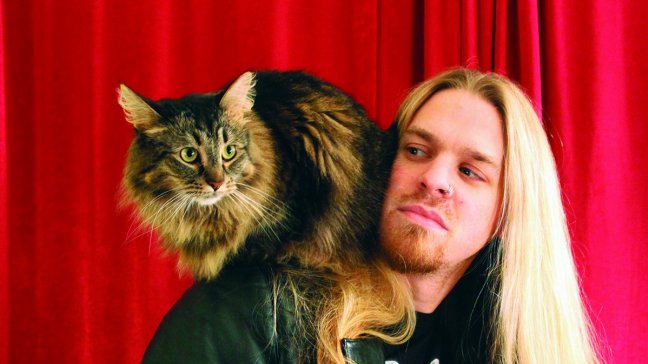 Metaleros posan para salvar gatos callejeros