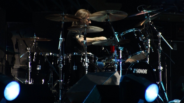 Baterista de AC/DC fue absuelto de mentir sobre su consumo de drogas