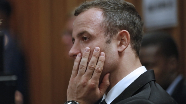 Médico declaró que Pistorius le dijo que disparó a su novia por equivocación