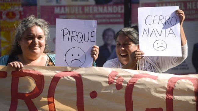 Profesores se manifestaron para emplazar a Eyzaguirre por cierre de escuelas