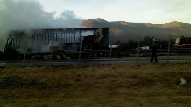 Accidente en la Ruta 68 causó incendio de dos camiones y un auto