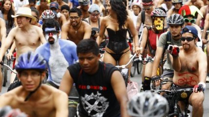 Ciclistas protestan desnudos en Lima para exigir más seguridad vial