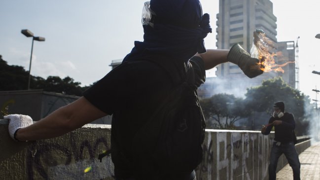 Ministro de Venezuela acusa a policía municipal de matar agente de inteligencia