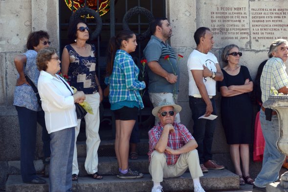Dirigentes del Partido Comunista, la Fundación Gladys Marín y organizaciones sociales, amigos y familiares participaron en una romería al Cementerio General en la memoria de la fallecida dirigente y parlamentaria Gladys Marín, a poco más de nueve años de su muerte.