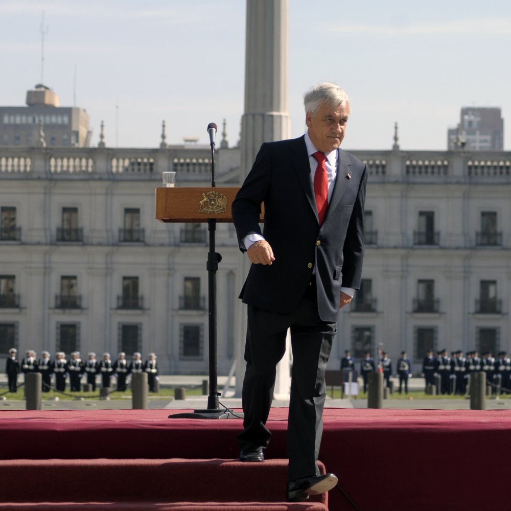 Decreto de Piñera permite a funcionarios públicos borrar correos electrónicos