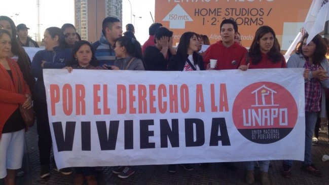 Deudores habitacionales protestan en varios puntos de Santiago