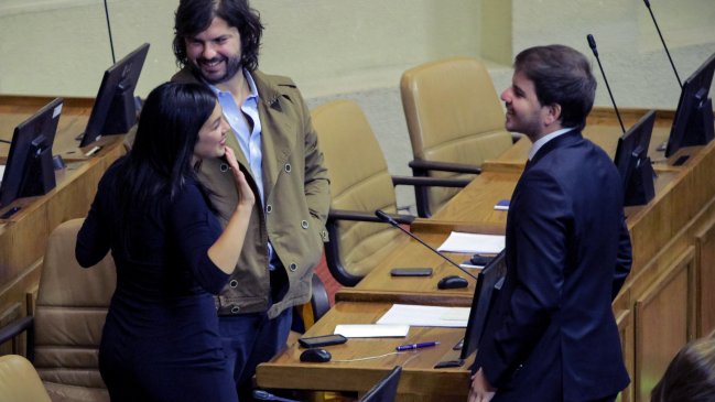 Diputado UDI se quejó por vestimenta de Gabriel Boric en el Congreso
