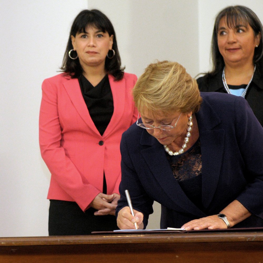Presidenta Bachelet firmó bono de marzo permanente en su primer día de trabajo