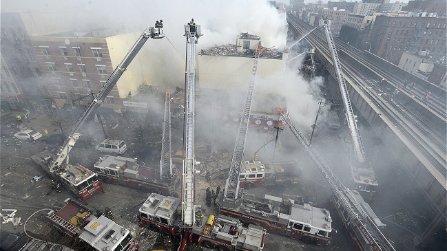 A seis se elevaron los fallecidos tras derrumbe de dos edificios en Nueva York