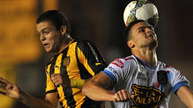 Peñarol quedó con un pie fuera de la Copa tras caer con Arsenal