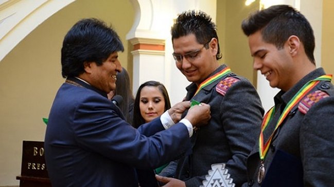  Evo Morales condecoró a grupo que perdió final de Viña  