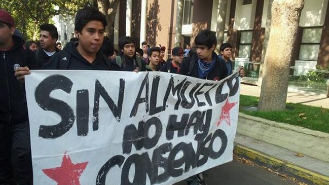 Estudiantes del Liceo Darío Salas marchan por problemas de infraestructura