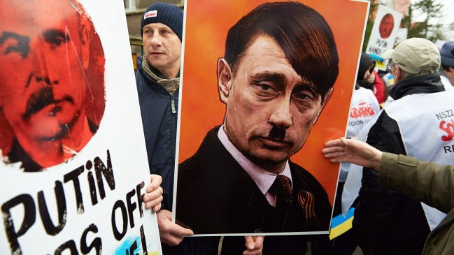 Decenas de miles de personas marchan en Moscú por la paz y contra Putin